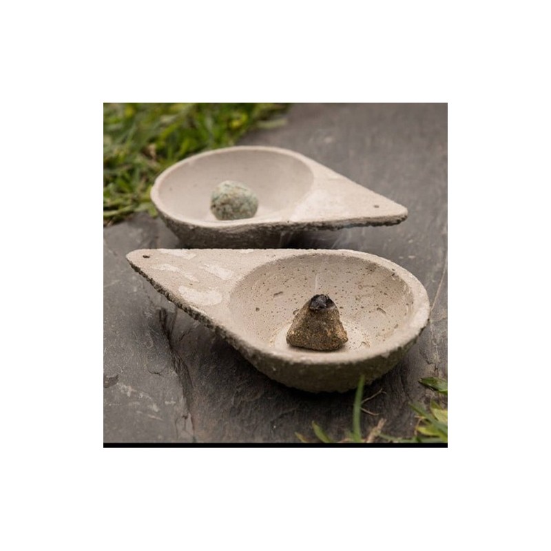 Sahumador Cemento Triangular Sagrada Madre